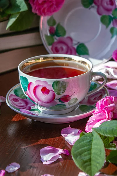 一杯红红的玫瑰环绕的茶 — 图库照片