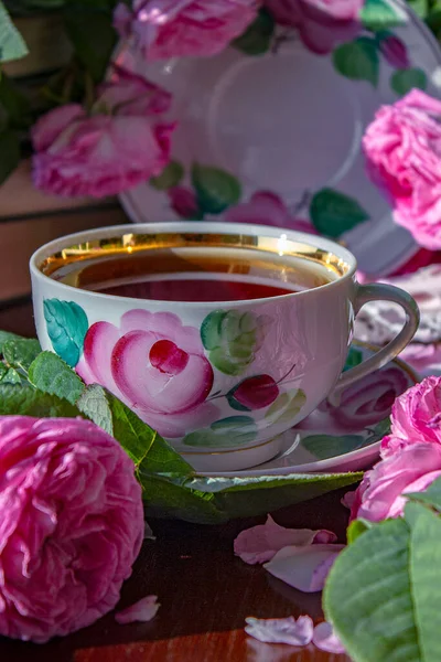 Une Tasse Thé Entourée Roses Roses Parfumées Roses — Photo
