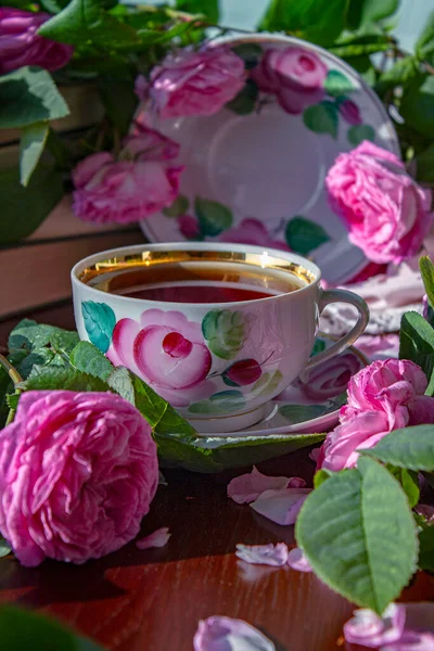 一杯红红的玫瑰环绕的茶 — 图库照片