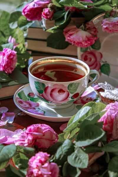 Cup Tea Surrounded Pink Fragrant Roses — Stock Photo, Image