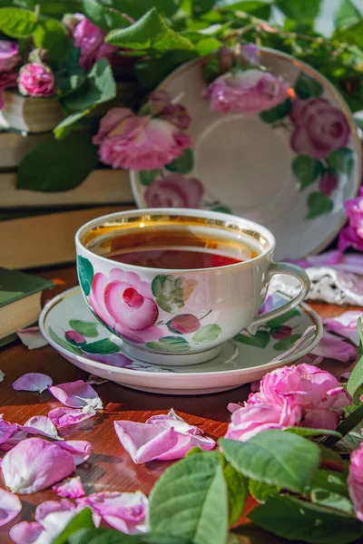 Une Tasse Thé Entourée Roses Roses Parfumées Roses — Photo
