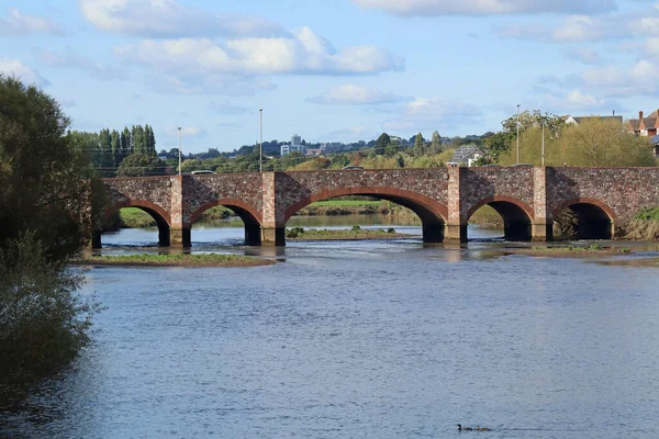 Die Fünf Bögen Der Straßenbrücke Über Die Mündung Des Flusses — Stockfoto