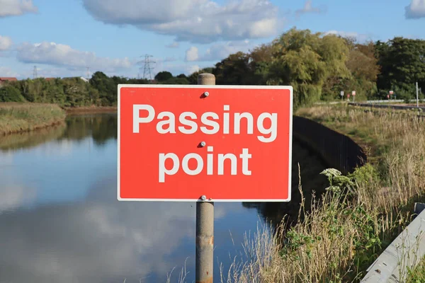 イングランドのエクセター近くの川の河畔の赤い通過点標識 — ストック写真