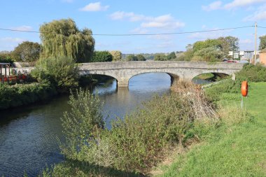 Langport, Somerset 'teki Parrett Nehri üzerinde halka açık parktan akan üç kemerli bir köprü.