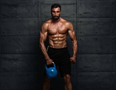 kaslı adam egzersiz kettlebell ile