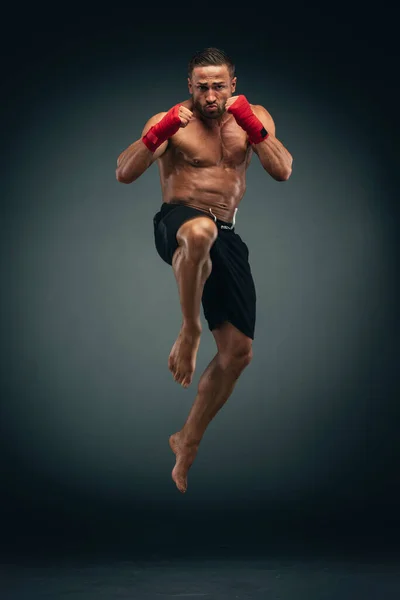Mixed Martial Arts Fighter Demonstreren Flying Knie Kick Rechtenvrije Stockafbeeldingen