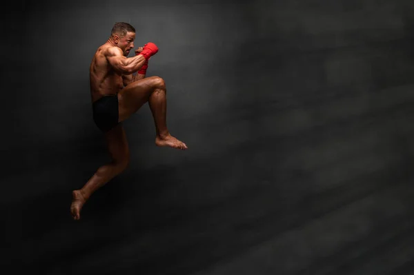 Mixed Martial Arts Fighter Demonstreren Flying Knie Kick Stockfoto
