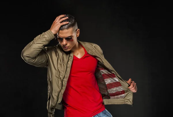 Knappe Jonge Atletische Man Fashion Model Jacket Met Amerikaanse Vlag Rechtenvrije Stockfoto's