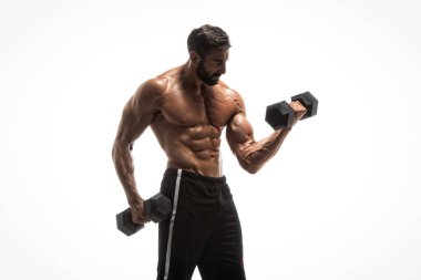 Ağırlık kaldıran kaslı adam, Dambıllarla egzersiz