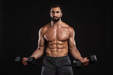 Ağırlık kaldıran kaslı adam, Dambıllarla egzersiz