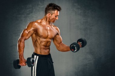 Genç kaslı adam ağırlık kaldırma