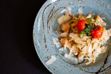 Tagliatelle tavuk pesto restoranda servis edilir.