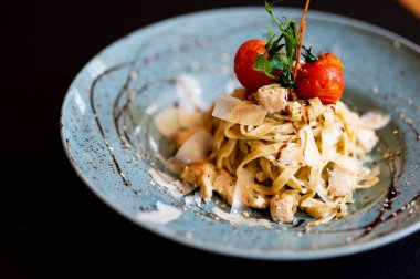 Tagliatelle tavuk pesto restoranda servis edilir.