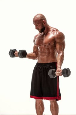 Ağırlık kaldıran kaslı adam, stüdyo çekimi.