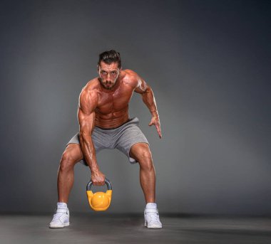 kaslı adam egzersiz kettlebell ile