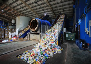 Hong Kong - 29 Ekim 2022: Mil Mill, Hong Kong 'da içecek kutularını geri dönüştüren ilk fabrika ve eğitim merkezidir.