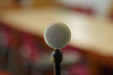 mikrofon okulda küçük bir sınıfta