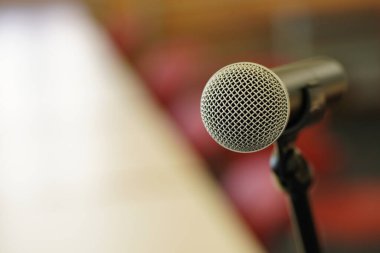 mikrofon okulda küçük bir sınıfta