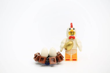 Hong Kong - 20 Aralık 2022: Tavuk ağındaki altın yumurtayı aldı