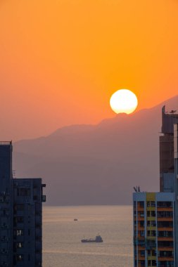 Hong Kong ufuk çizgisi deniz üzerinde dikey