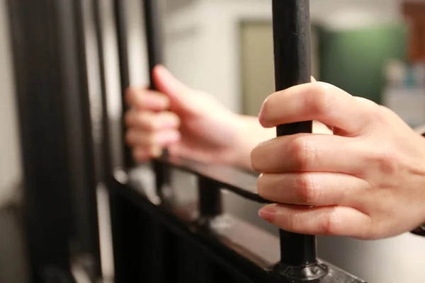 Mujer Joven Mano Sosteniendo Ventana Cárcel —  Fotos de Stock