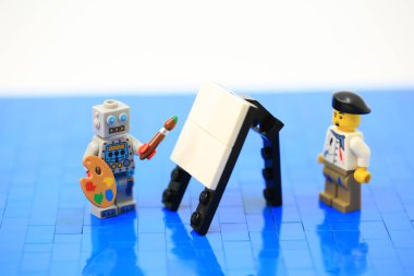 Hong Kong - 20 Şubat 2023: Tahtadaki robot boyası ve insan gibi sanatçı rolü