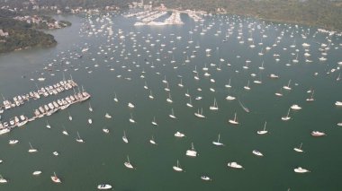 Tayfun barınağının insansız hava aracı bakış açısı yatlarla dolu park