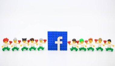 Hong Kong - 15 Mart 2023: Birçok insan Facebook paylaşımında size benzer bir şey veriyor.