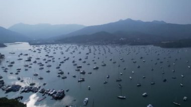 Hong Kong banliyösündeki tayfun barınağında binlerce yat, Sai Kung 