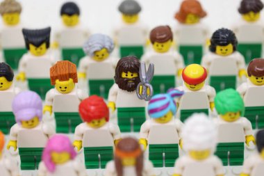 Hong Kong - 11 Nisan 2023: farklı saç stili olan adam, moda eğilimini insanlara göster