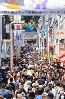 Tokyo Japonya - 2 Mayıs 2023: Tokyo 'nun ünlü caddelerinden Takeshita dori, tatil nedeniyle kalabalık.