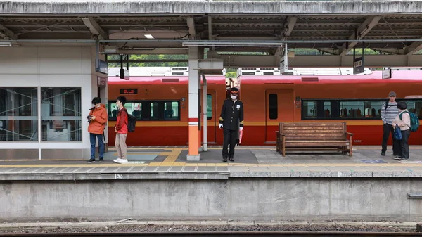 Kinugawa Onsen Japan Mai 2023 Unbekannte Stehen Auf Dem Bahnsteig — Stockfoto