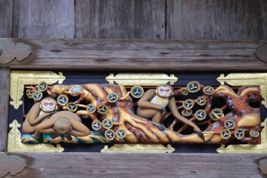 Nikko shi, Japonya - 3 bilge maymun heykeli UNESCO Dünya Mirası Bölgesi Toshogu türbesinde sergileniyor