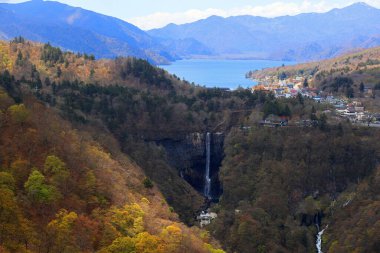 Chuzenji Gölü ve Kegon Şelalesi manzarası Japonya 'da, Tochigi ili, Nikko yakınlarında.