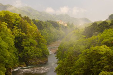 Kinugawa nehri ve Kinugawa kasabasının güzel manzarası.