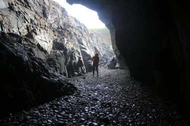 Kadın, gizemli mağaraya bak.