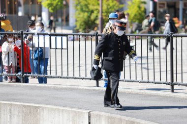 Kinugawa, Japonya - 2 Mayıs 2023: İşçi treni bekleyen platformda duruyor. Stream Lokomotif Taiju Kinugawa ve Shimo-Imaichi 'de durur.