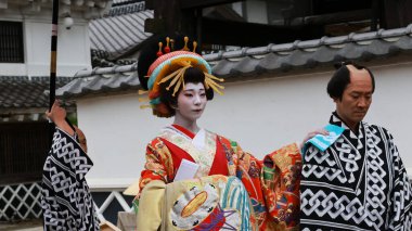 Nikko, Japonya - Mayıs 12023: Japonya 'da Edo Wonderland yakınlarındaki Kinugawa' daki tema parkında Geyşa gibi giyinen tanımlanamayan sanatçı. Edo Wonderland, Japonya 'daki edo peroid tema parkı.