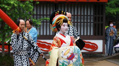 Nikko, Japonya - Mayıs 12023: Japonya 'da Edo Wonderland yakınlarındaki Kinugawa' daki tema parkında Geyşa gibi giyinen tanımlanamayan sanatçı. Edo Wonderland, Japonya 'daki edo peroid tema parkı.