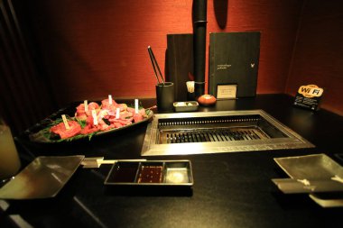 Osaka, Japonya -5 Kasım 2018: Dotonbori, Osaka 'da biftek bbq restoranı. Dotonbori, Osaka 'nın ünlü caddelerinden biridir..