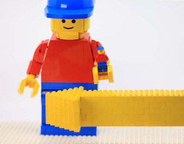 Hong Kong - 17 Haziran 2023: Dev adam mini olanı destekliyor ve onu okun üzerine yerleştiriyor.