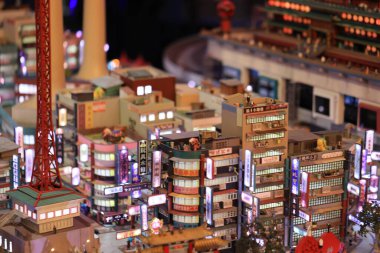 Tokyo - 2 Mayıs 2023: Kowloon, Odaiba, Tokoy 'daki küçük dünyalar minyatür müzesinde duvarlarla çevrili şehir. Japonya 'da popüler bir minyatür müzedir.