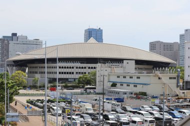 Tokyo - 2 Mayıs 2023: Ariake Tenis Parkı içindeki Ariake Kolezyumu 'nun dışı, geri çekilebilir çatısı olan birkaç profesyonel tenis salonundan biridir..