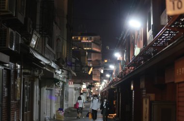 Tokyo - 4 Mayıs 2023: Asakusa 'daki Sensoji Tapınağı yakınlarındaki bar ve alışveriş caddesi. Asakusa, Edo döneminden beri hem yerli hem de turistler arasında popülerdir..