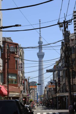 Kız Kinugawa şehrinin boş sokaklarında dolaşıyor..