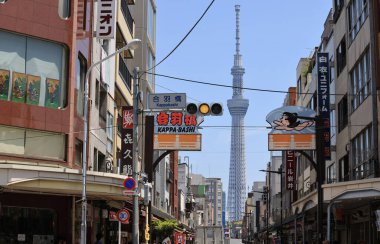 Tokyo - 2 Mayıs 2023: Skytree Kulesi ve Kappaba-shi. Kappabashi Tokyo 'daki Japon mutfak gereçleri pazarı ya da mutfak kasabası olarak ünlüdür.