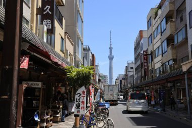 Tokyo - 2 Mayıs 2023: Skytree Kulesi ve Kappaba-shi. Kappabashi Tokyo 'daki Japon mutfak gereçleri pazarı ya da mutfak kasabası olarak ünlüdür.
