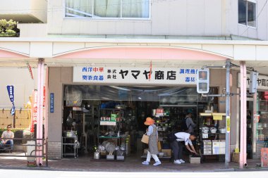 Tokyo - 2 Mayıs 2023: Kappabashi dori 'deki alet deposu. Kappabashi Tokyo 'daki Japon mutfak gereçleri pazarı ya da mutfak kasabası olarak ünlüdür.