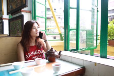 Genç kız birçok kez aradı, birini bekledi ve onu Macau 'daki eski moda Çin lokantasında buldu.