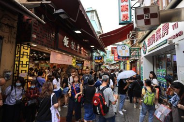 Macau, Çin 2 Temmuz 2023: Rua Do Cunha 'nın kalabalık yemek sokağı manzarası. Rua Do Cunha, Taipa, Macau 'daki eski şehir ve turist turistik yerlerinden biri.